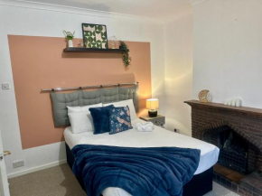4 bedroom cosy home in Solihull by airport Driveway for up to 3 cars perfect for contractors